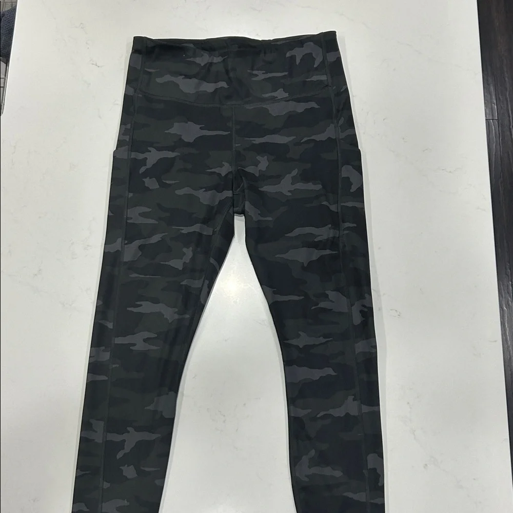 ATHLETA Ultimate Stash Pocket Camo 7/8 Tight #531773 Size Medium - Picture 2 of 8
